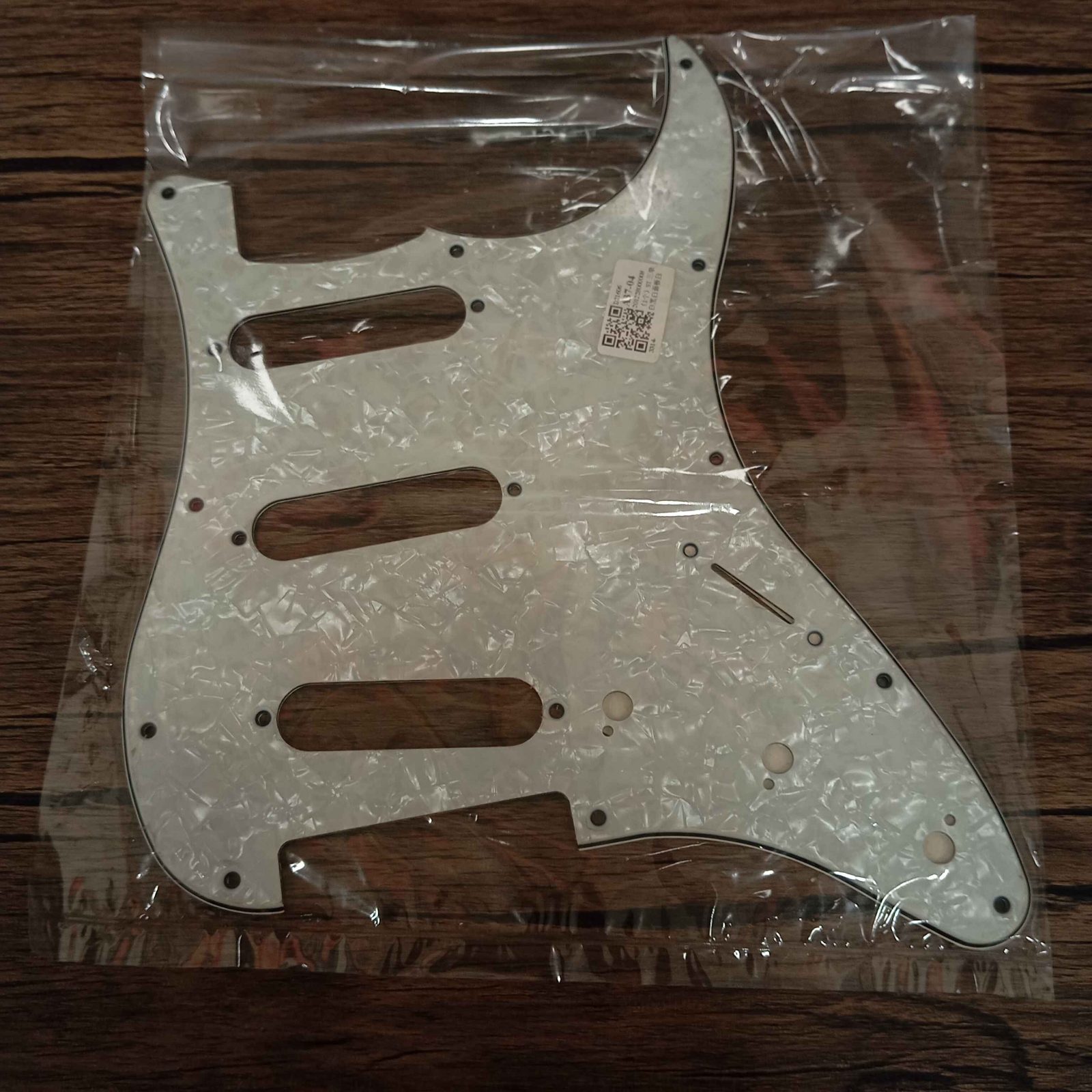 ปิ๊กการ์ดทรง strat sss สีขาวมุก