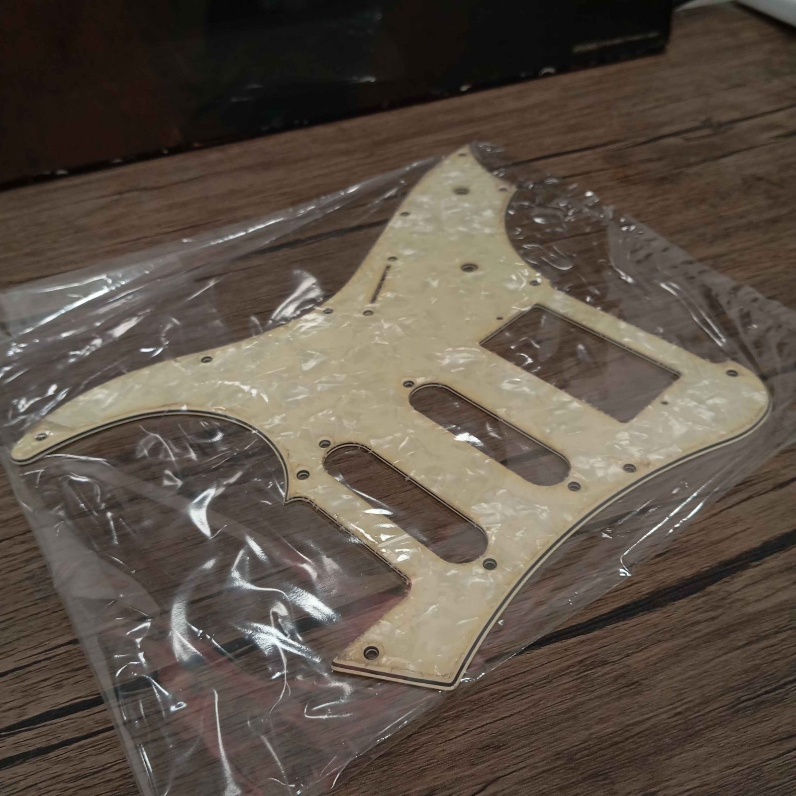 ปิ๊กการ์ดกีต้าร์ทรง stratocaster hss 11 รูน็อต