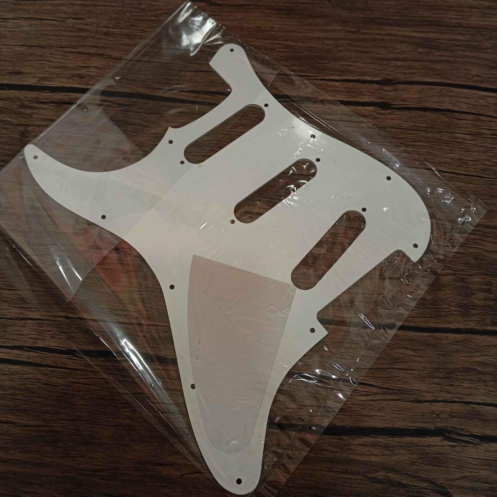 ปิ๊กการ์ดทรง strat sss สีขาวมุก