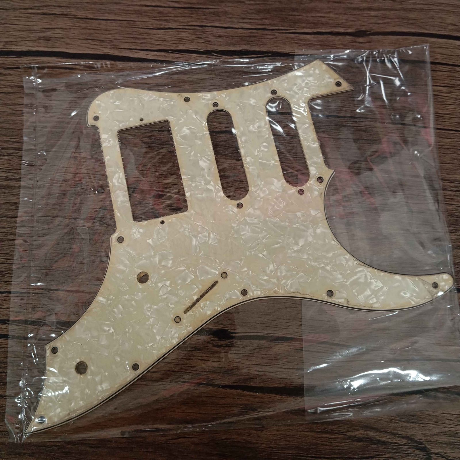 ปิ๊กการ์ดกีต้าร์ทรง stratocaster hss 11 รูน็อต