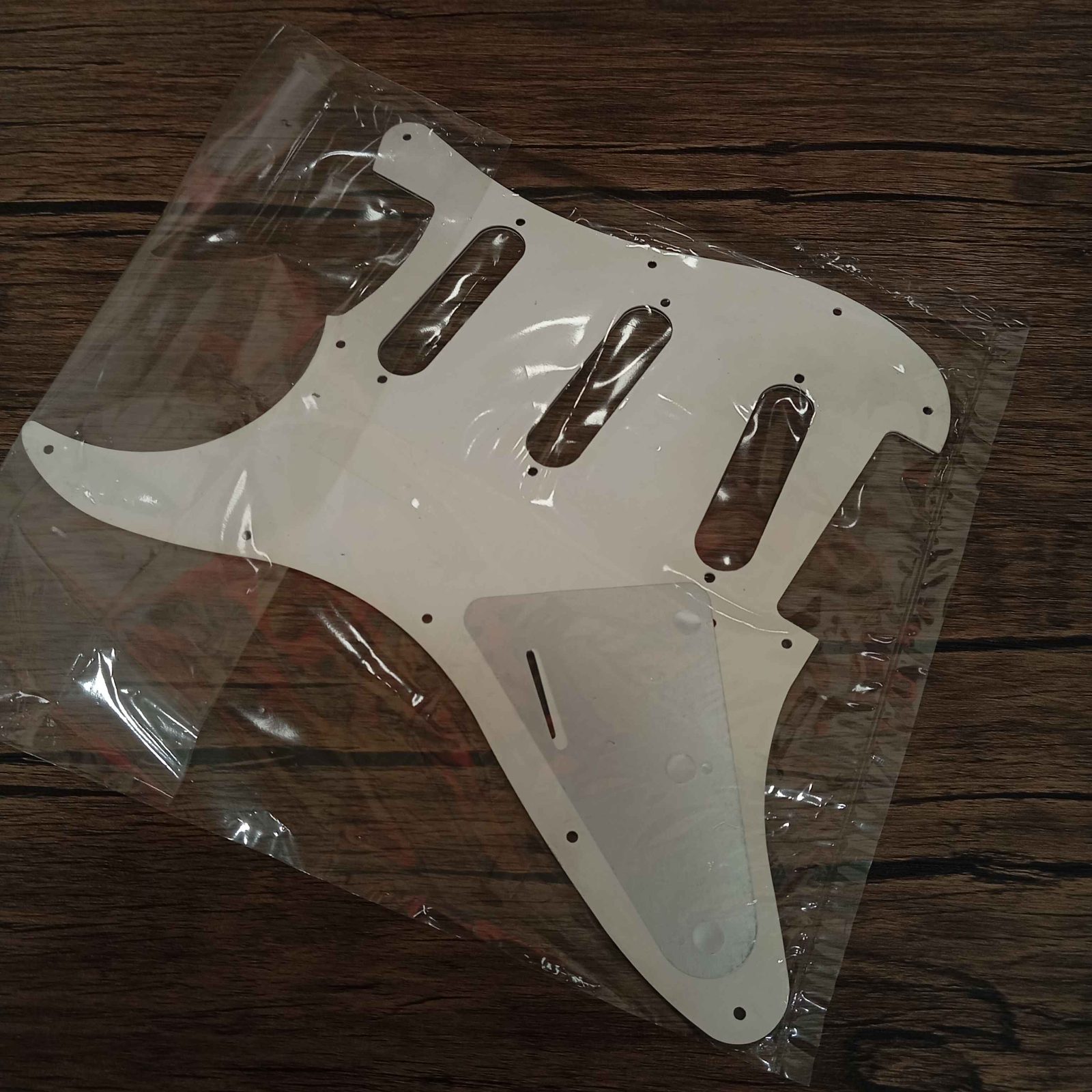 ปิ๊กการ์ดทรง strat sss สีขาวมุก
