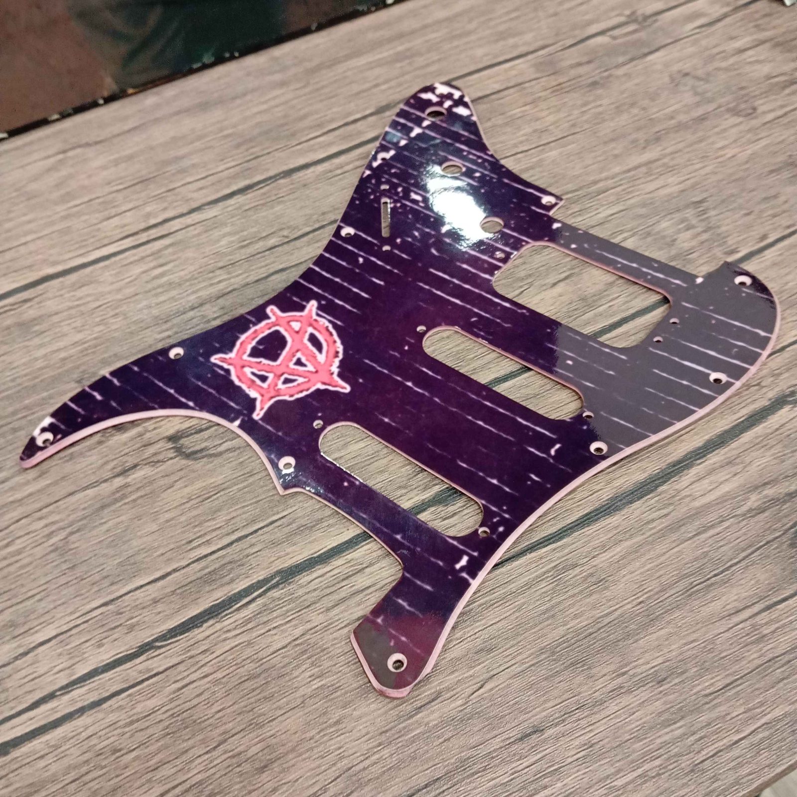 ปิ๊กการ์ดกีตาร์ไฟฟ้า coloriffic strat hss อนาธิปไตย