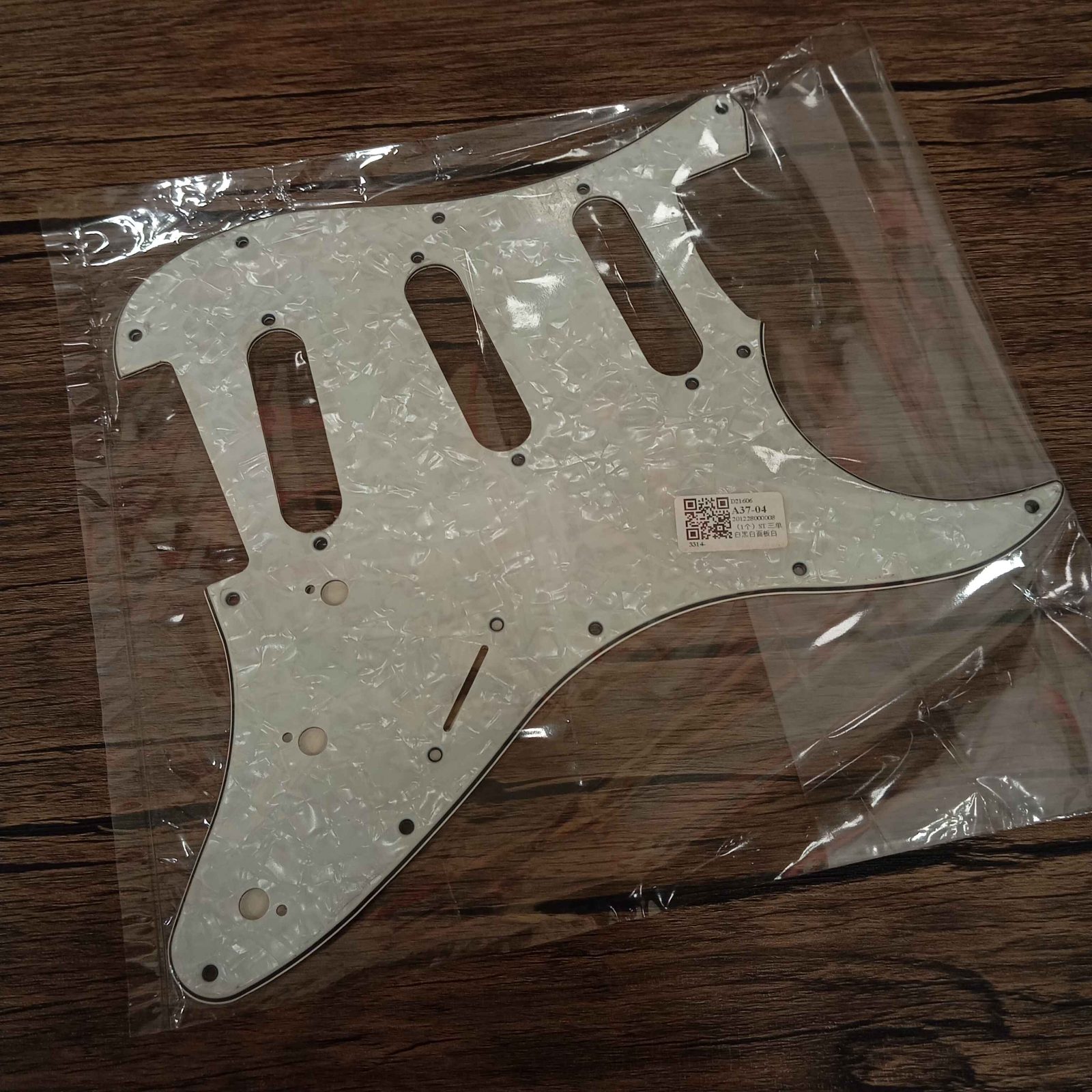 ปิ๊กการ์ดทรง strat sss สีขาวมุก