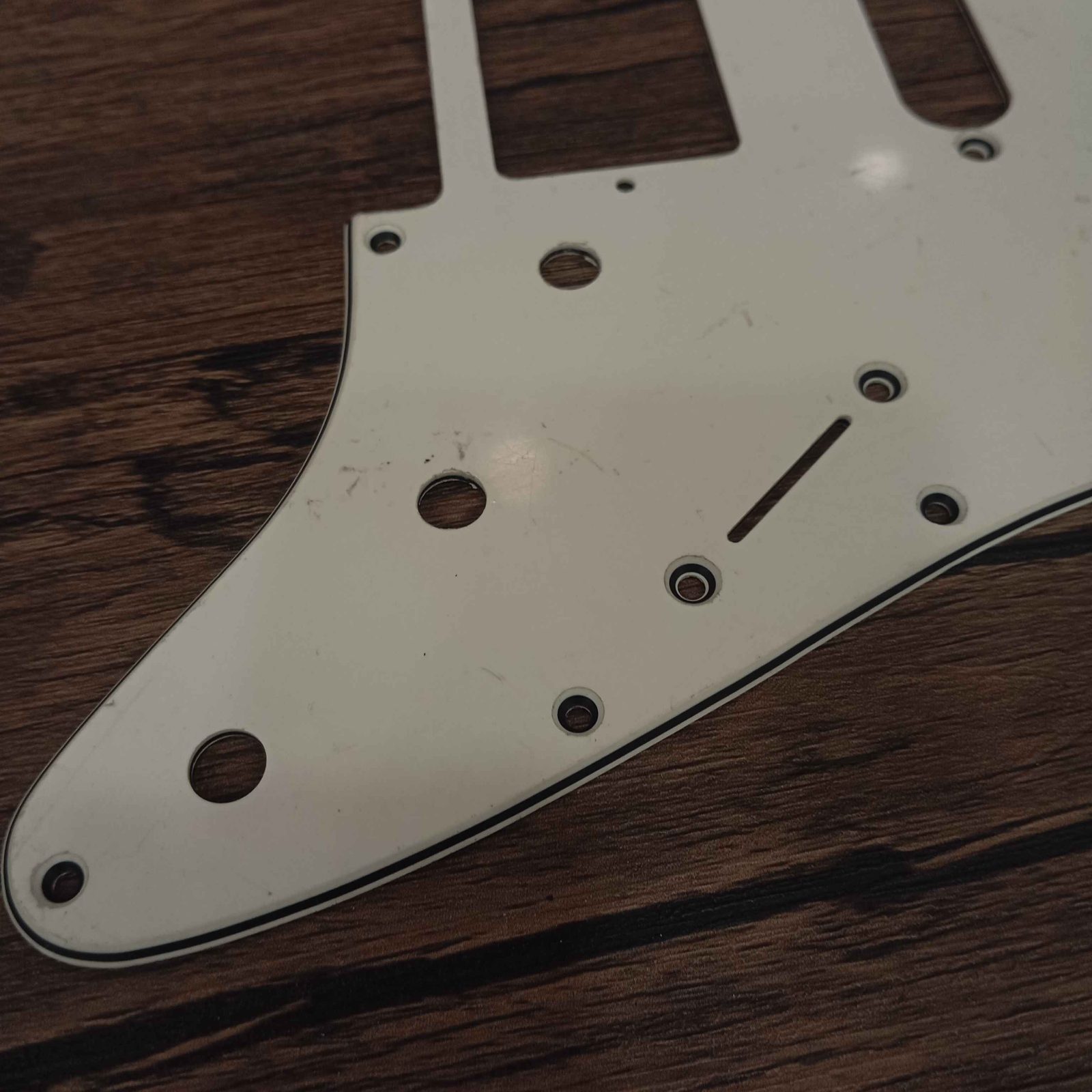 ปิ๊กการ์ดกีตาร์ไฟฟ้า coloriffic strat hss อนาธิปไตย