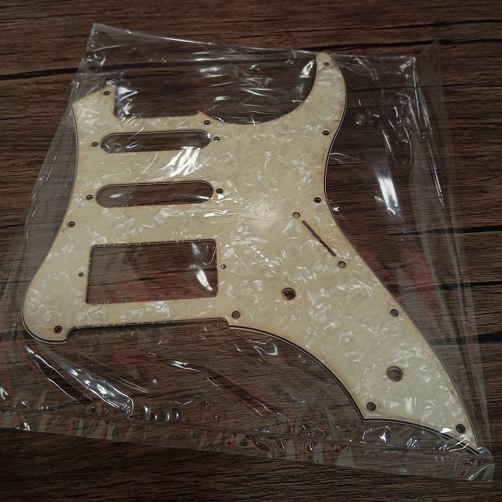 ปิ๊กการ์ดกีต้าร์ทรง stratocaster hss 11 รูน็อต
