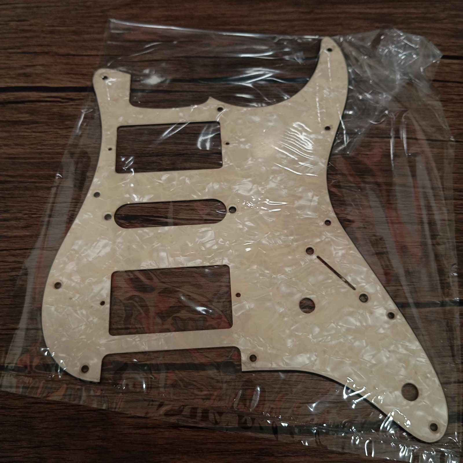ปิ๊กการ์ดทรง strat hsh 11รูสำหรับ fender