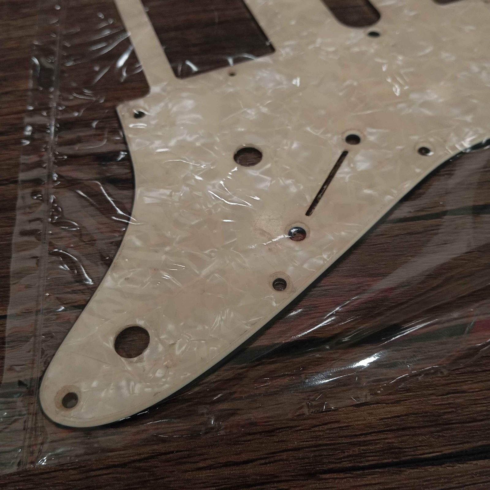 ปิ๊กการ์ดทรง strat hsh 11รูสำหรับ fender