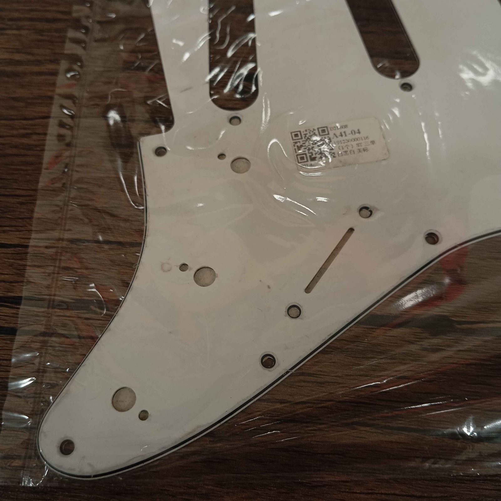 ปิ๊กการ์ดทรง strat sss สีขาวมุก