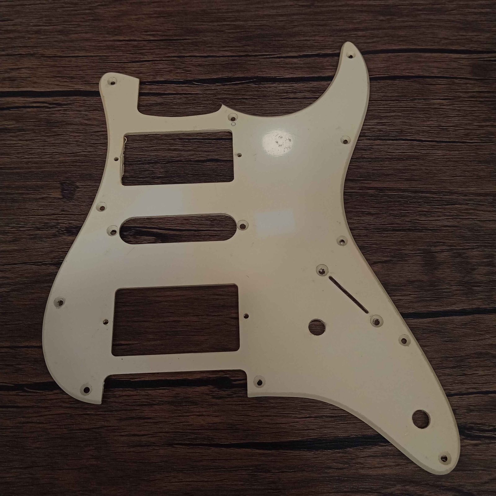 ปิ๊กการ์ดทรง strat hsh 11รูสำหรับ fender