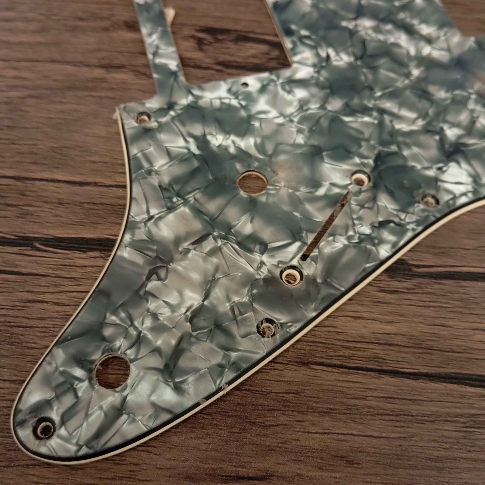 ปิ๊กการ์ดกีต้าร์ไฟฟ้าทรง stratocaster hh 11รูน็อต
