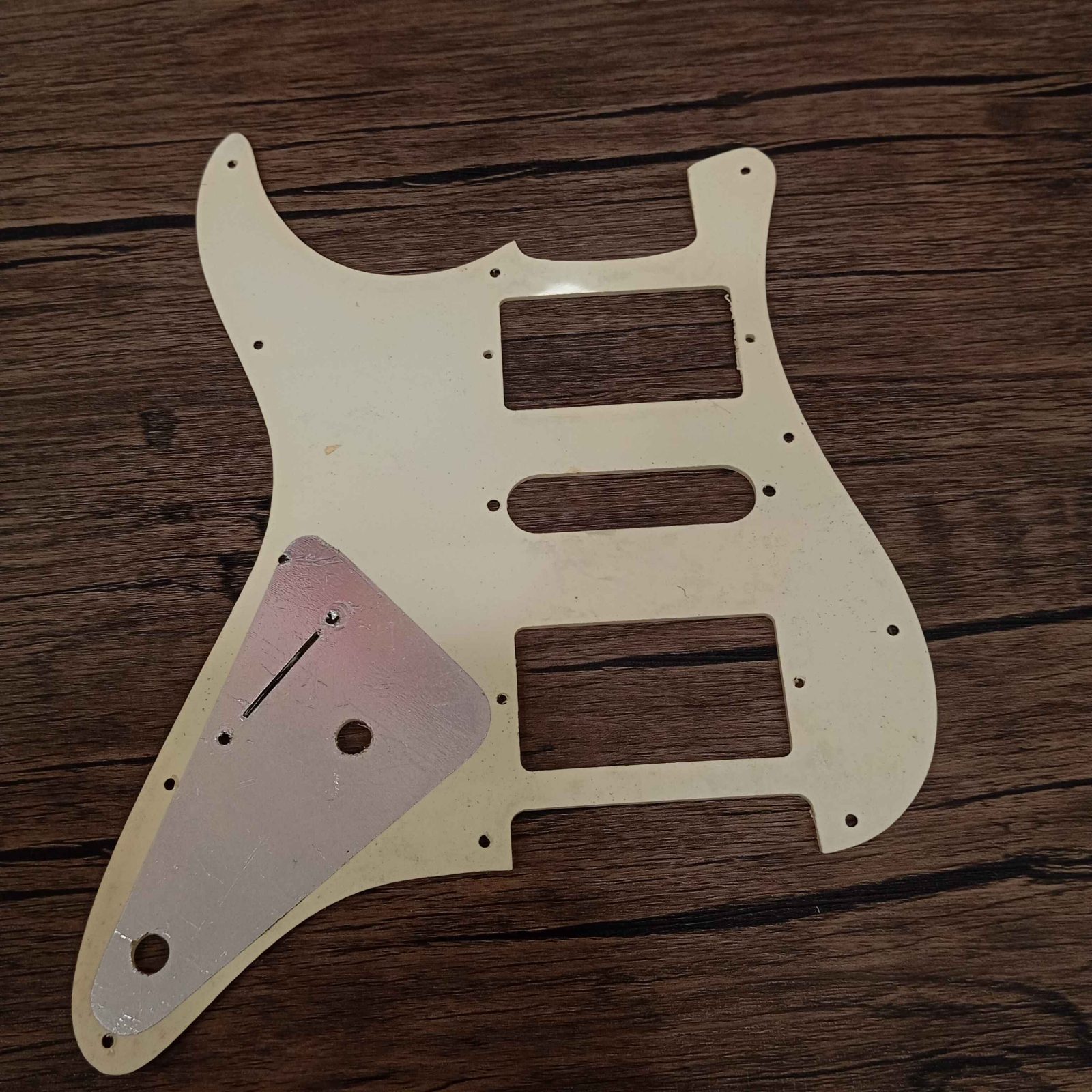ปิ๊กการ์ดทรง strat hsh 11รูสำหรับ fender
