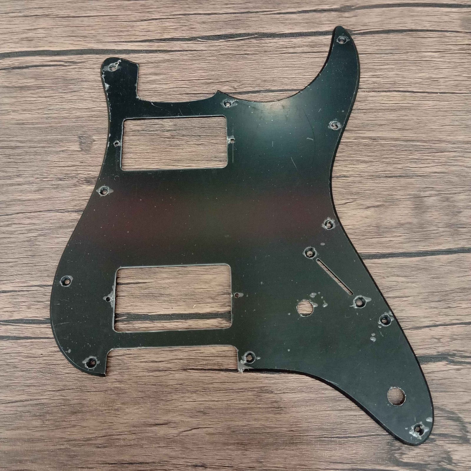 ปิ๊กการ์ดกีต้าร์ไฟฟ้าทรง stratocaster hh 11รูน็อต