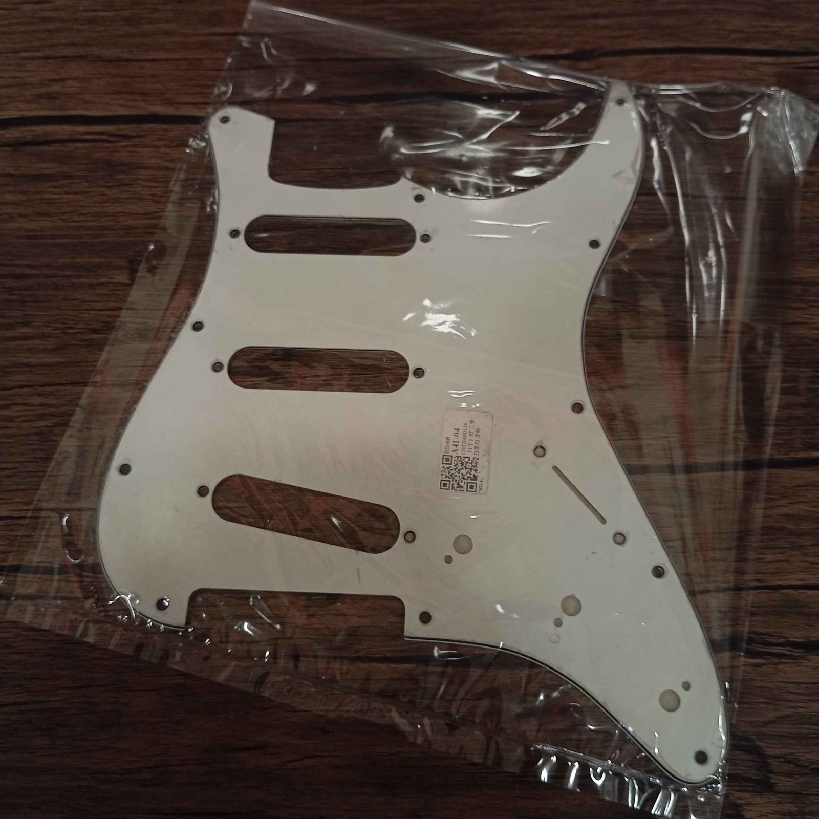 ปิ๊กการ์ดทรง strat sss สีขาวมุก