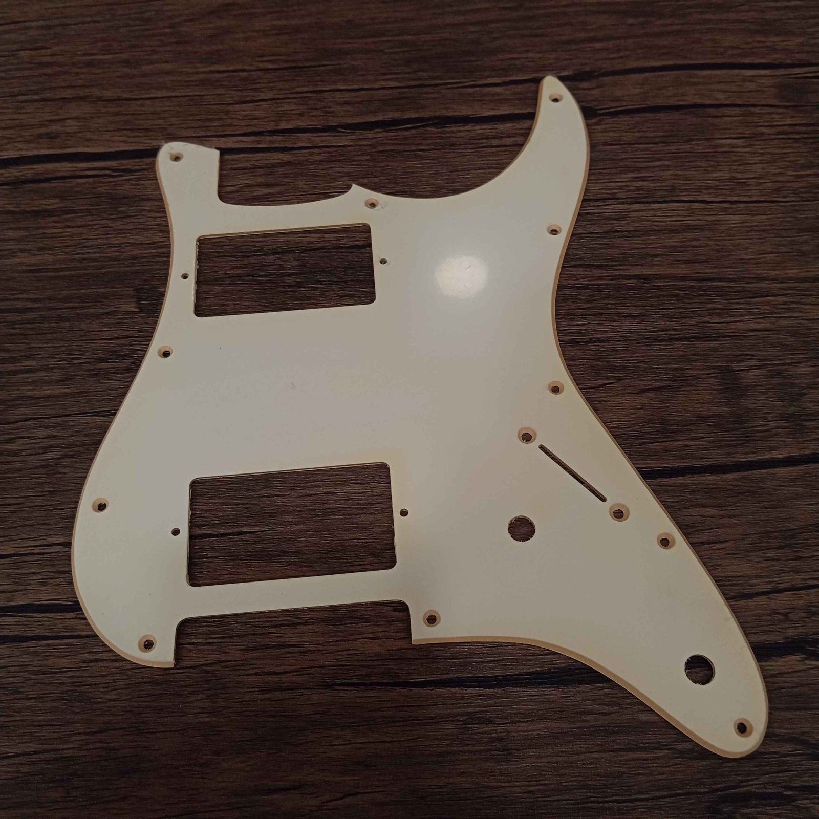 ปิ๊กการ์ดกีต้าร์ไฟฟ้าทรง stratocaster hh 11รูน็อต