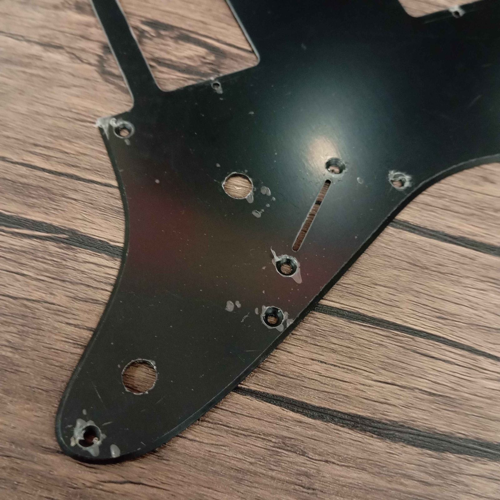 ปิ๊กการ์ดกีต้าร์ไฟฟ้าทรง stratocaster hh 11รูน็อต