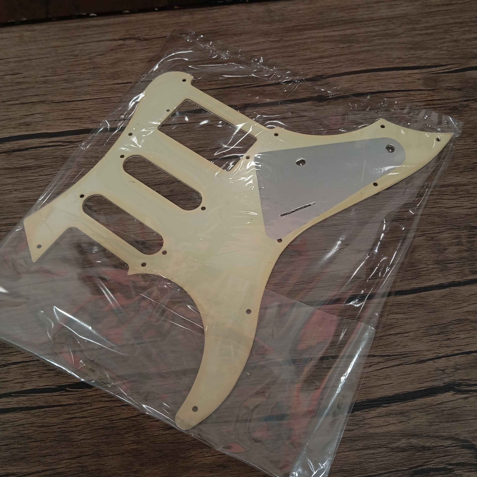 ปิ๊กการ์ดกีต้าร์ทรง stratocaster hss 11 รูน็อต
