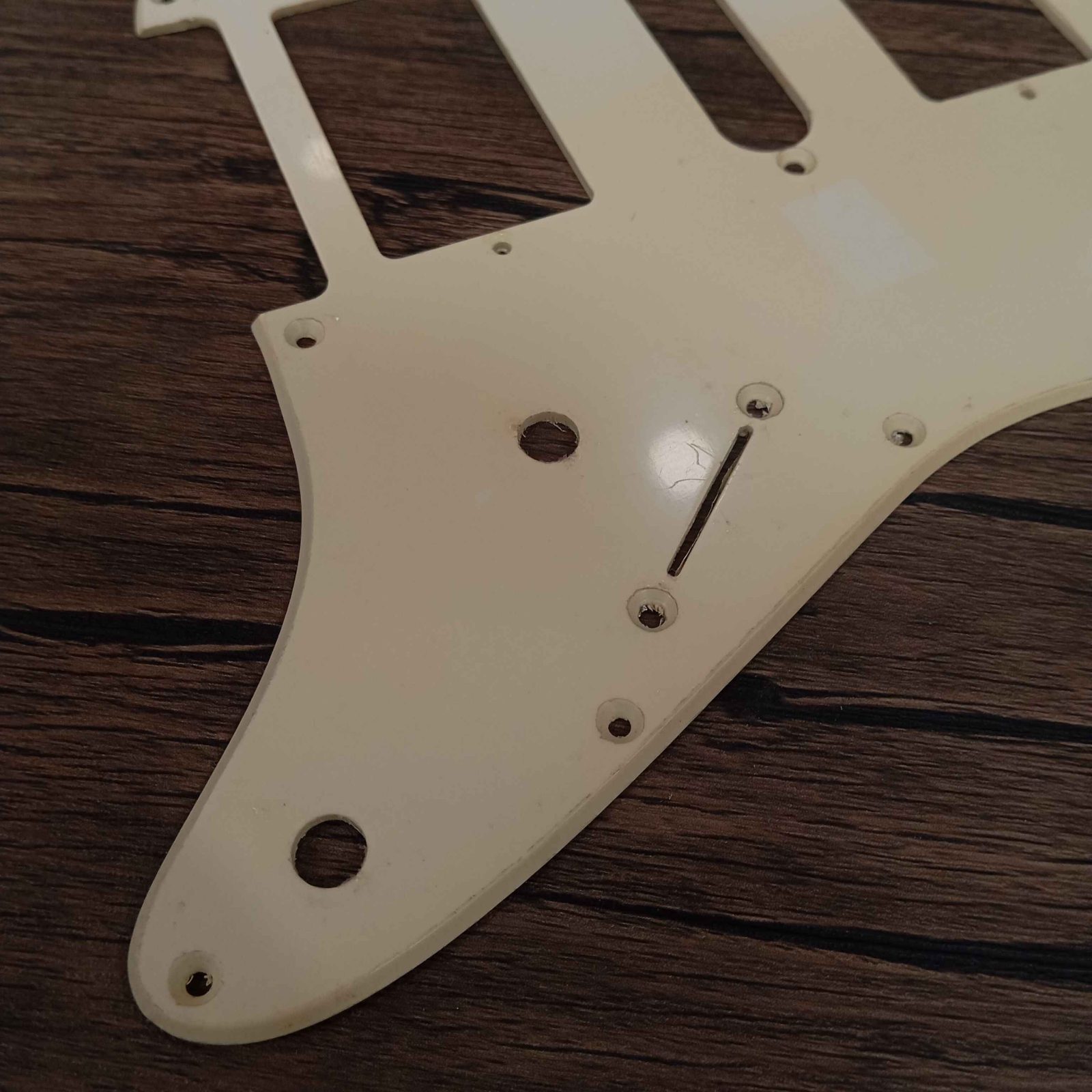 ปิ๊กการ์ดทรง strat hsh 11รูสำหรับ fender