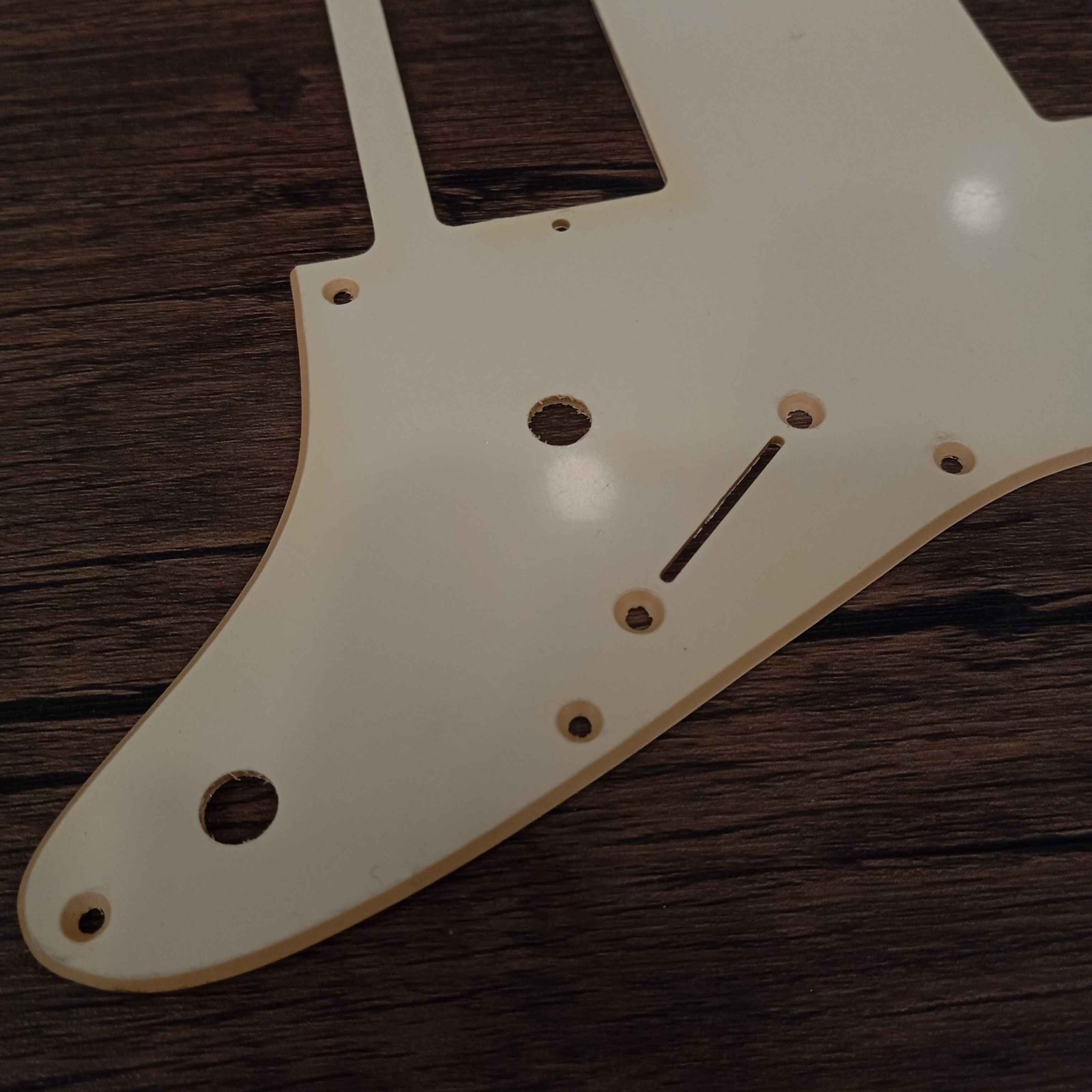 ปิ๊กการ์ดกีต้าร์ไฟฟ้าทรง stratocaster hh 11รูน็อต