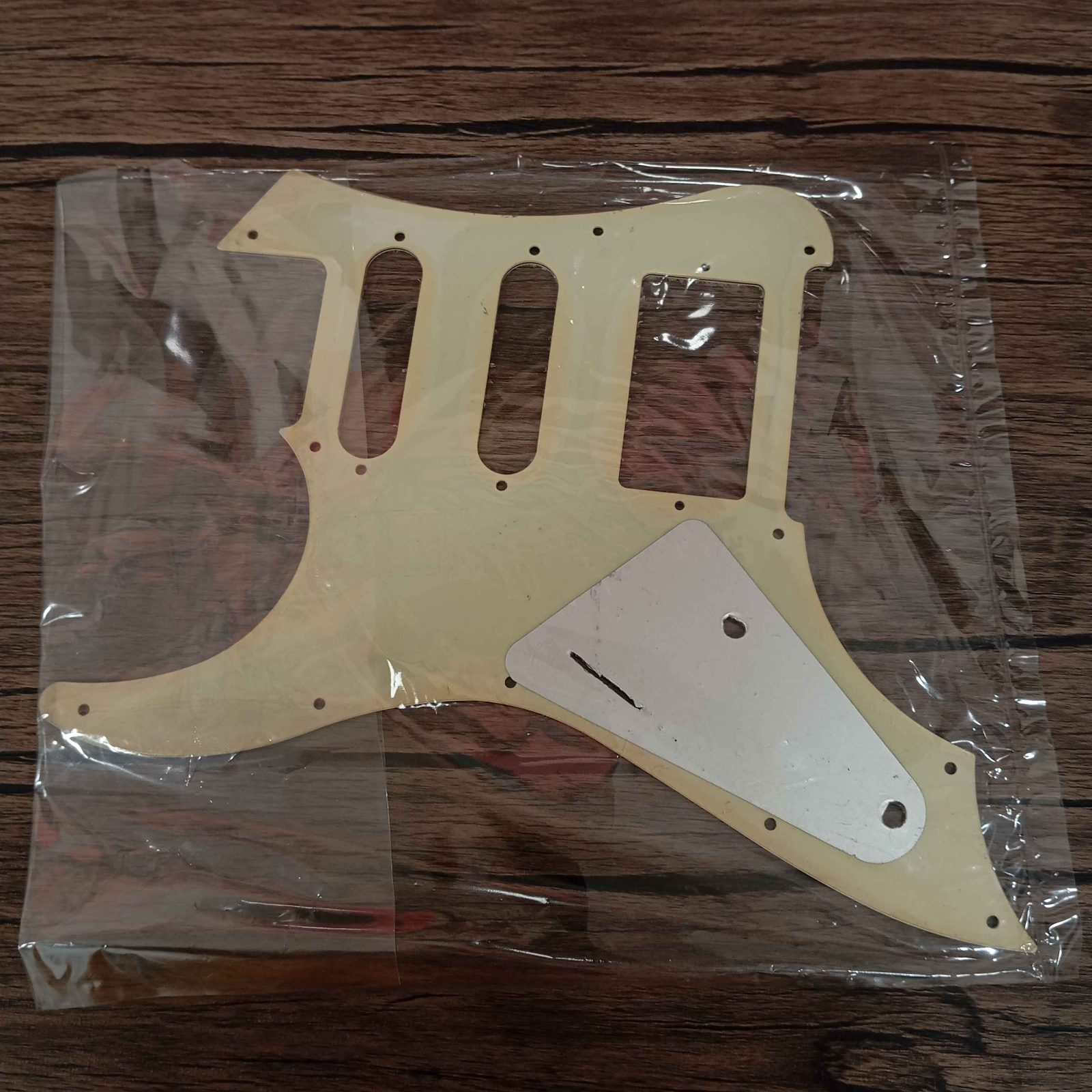 ปิ๊กการ์ดกีต้าร์ทรง stratocaster hss 11 รูน็อต