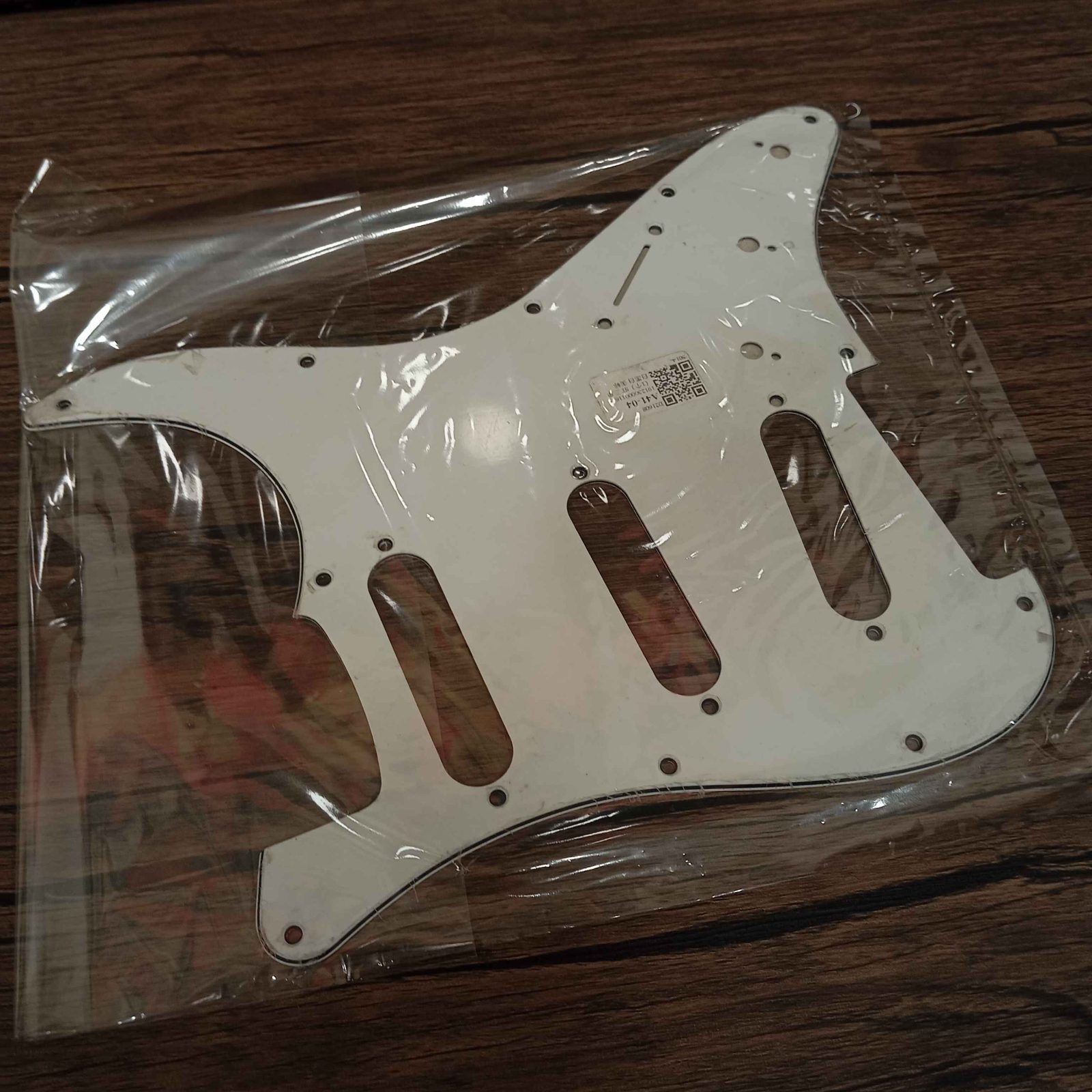 ปิ๊กการ์ดทรง strat sss สีขาวมุก