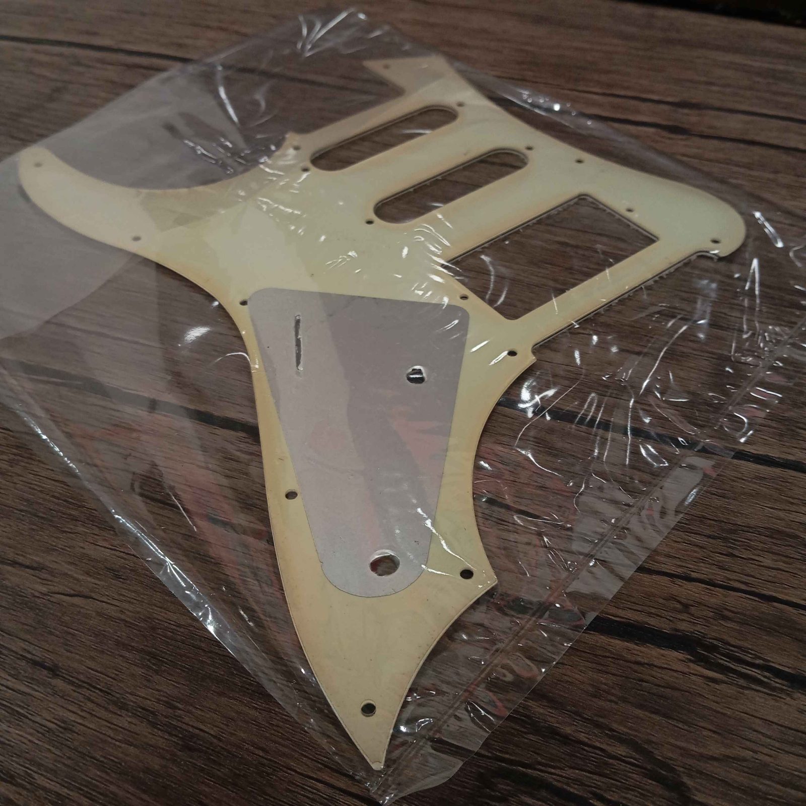 ปิ๊กการ์ดกีต้าร์ทรง stratocaster hss 11 รูน็อต